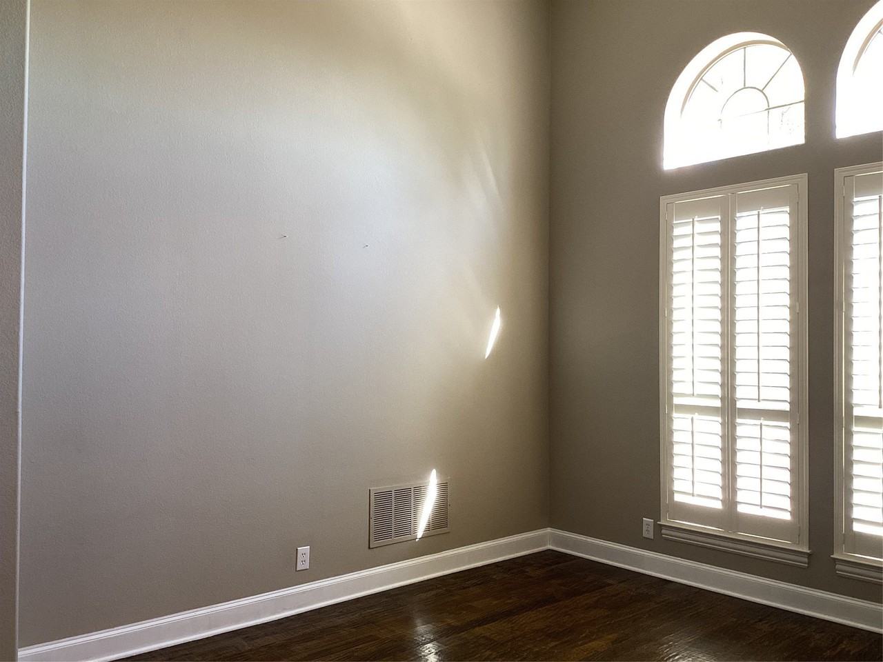 917 Excalibur Dr - Photo 5 of 40