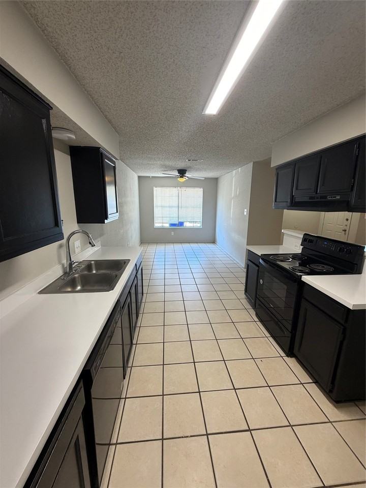 201 S Kenney St #A - Photo 3 of 12