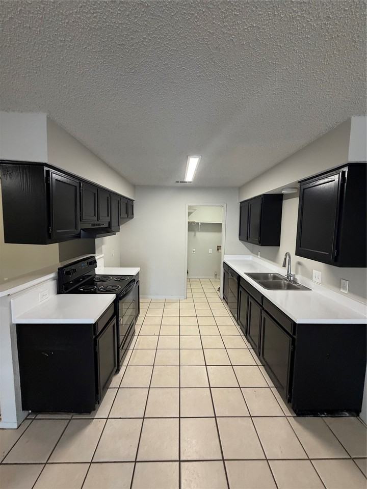 201 S Kenney St #A - Photo 4 of 12