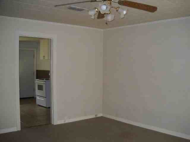 1302 Sewell St - Photo 2 of 8