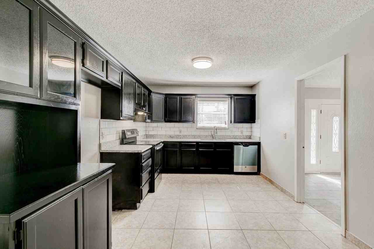 2422 Jewell Dr - Photo 2 of 21