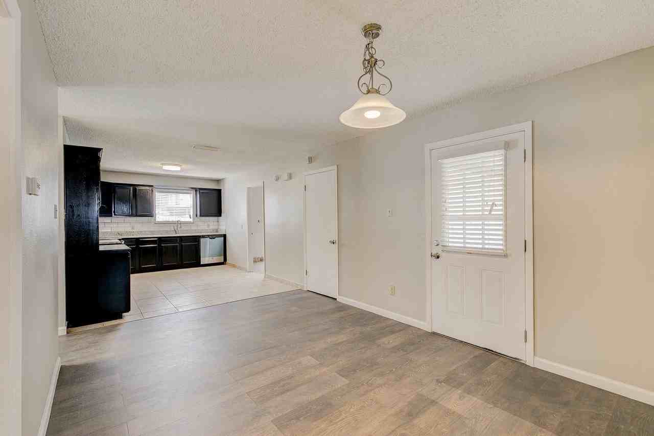 2422 Jewell Dr - Photo 4 of 21