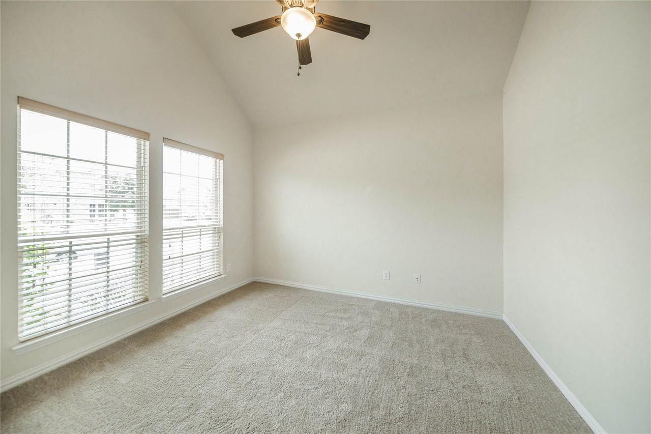 1442 Wellesley Dr - Photo 3 of 38