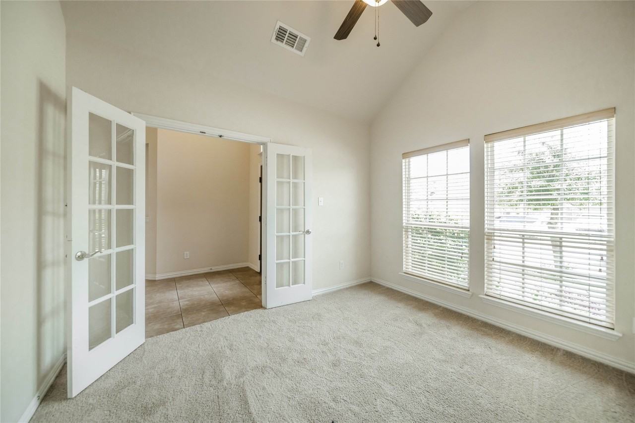 1442 Wellesley Dr - Photo 4 of 38