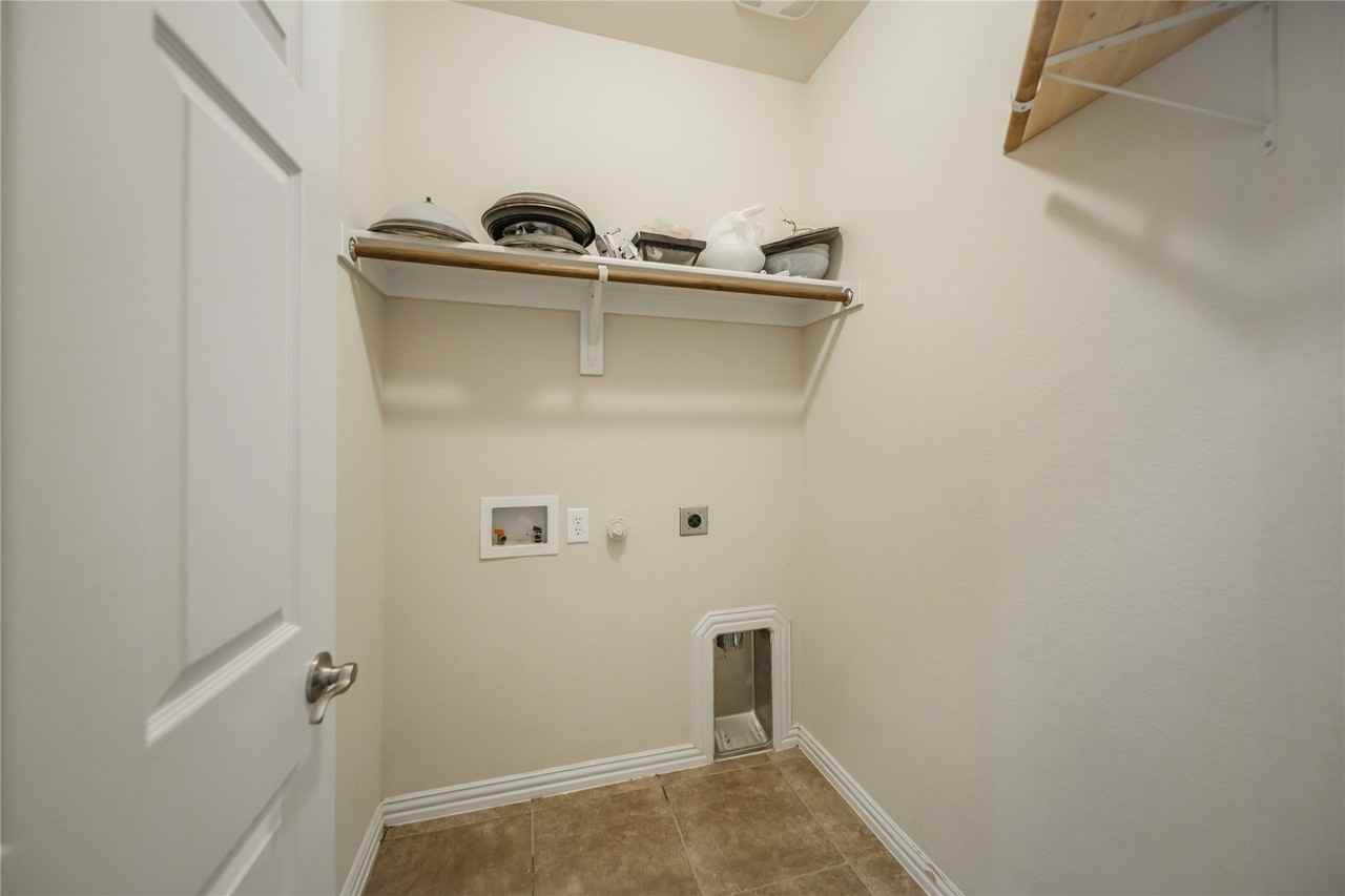 1442 Wellesley Dr - Photo 6 of 38