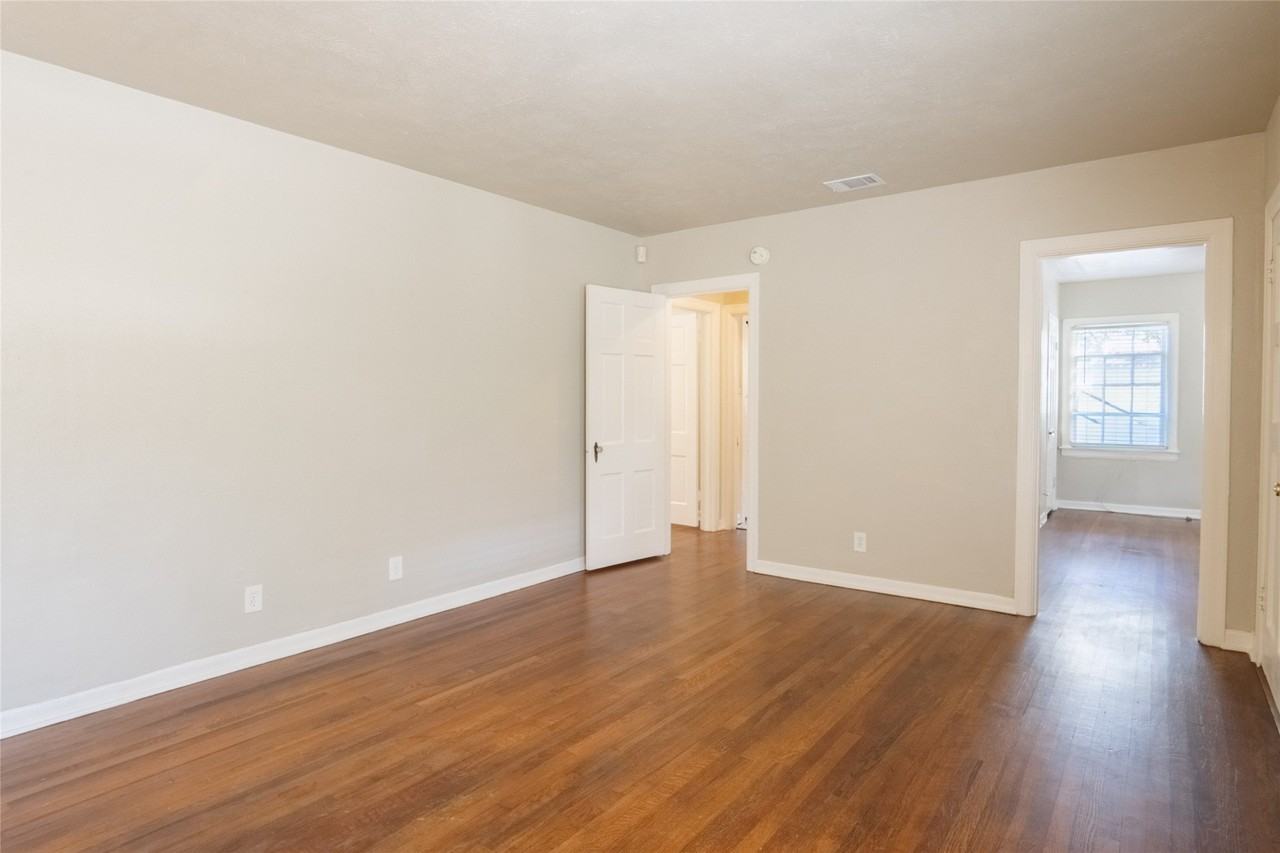 1558 W Shaw St - Photo 4 of 15