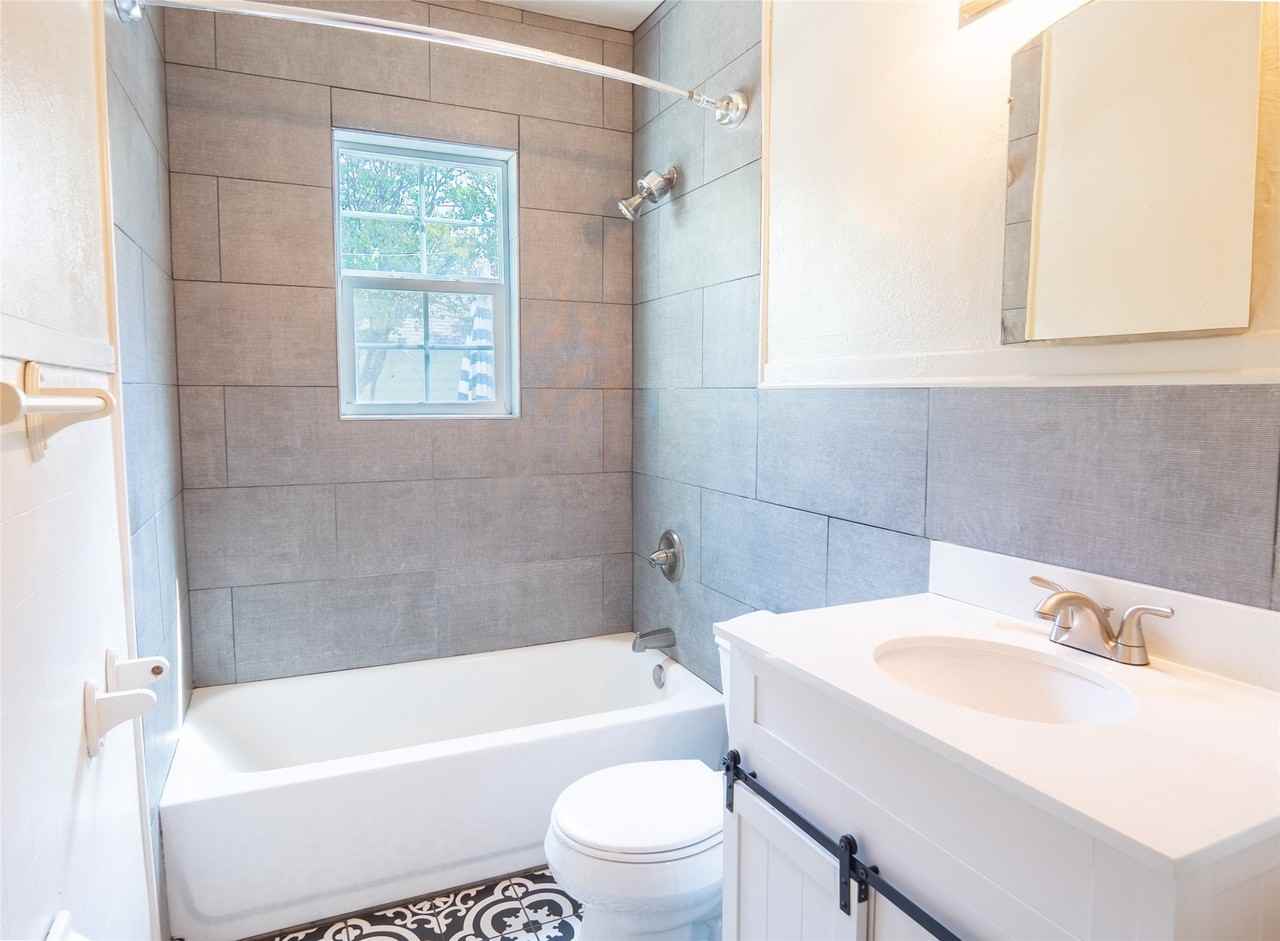 1558 W Shaw St - Photo 7 of 15