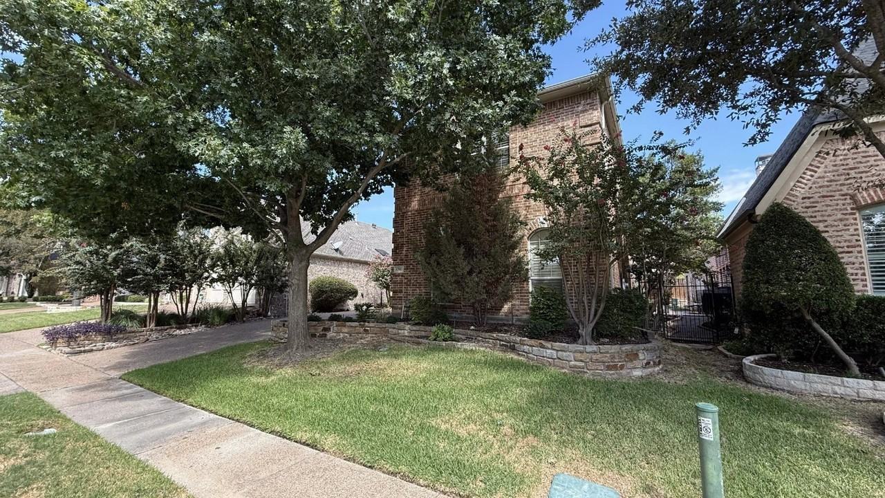 5700 Travis Dr - Photo 3 of 26