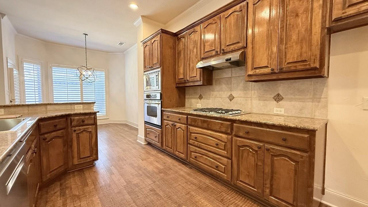 5700 Travis Dr - Photo 4 of 26