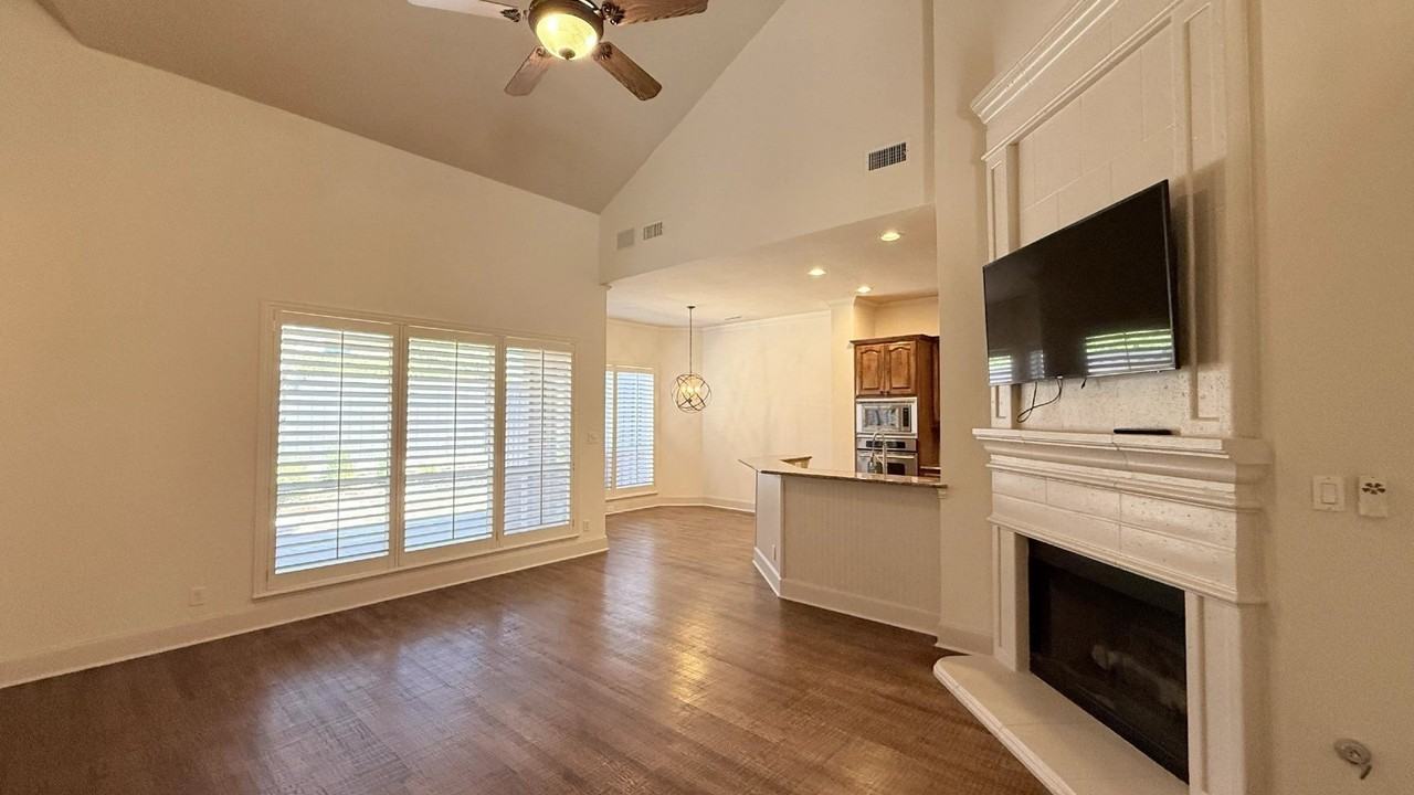 5700 Travis Dr - Photo 5 of 26
