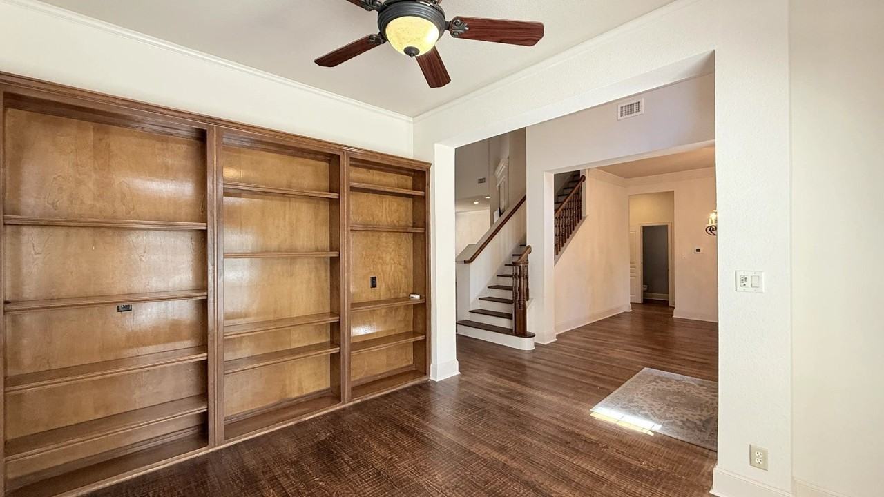 5700 Travis Dr - Photo 6 of 26