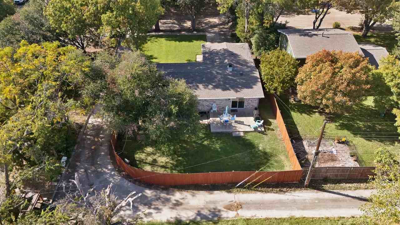 1400 Lorrie Dr - Photo 3 of 38