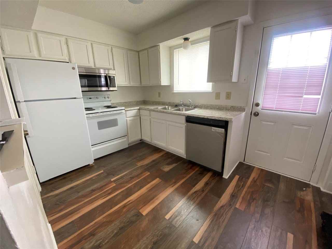 2802 Wimbledon Ct #B - Photo 3 of 16