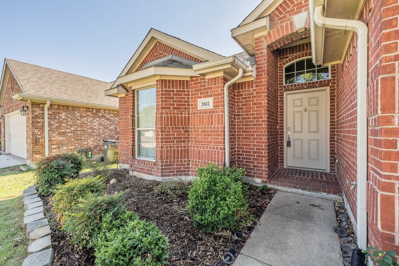 2612 Redcedar Dr - Photo 2 of 40