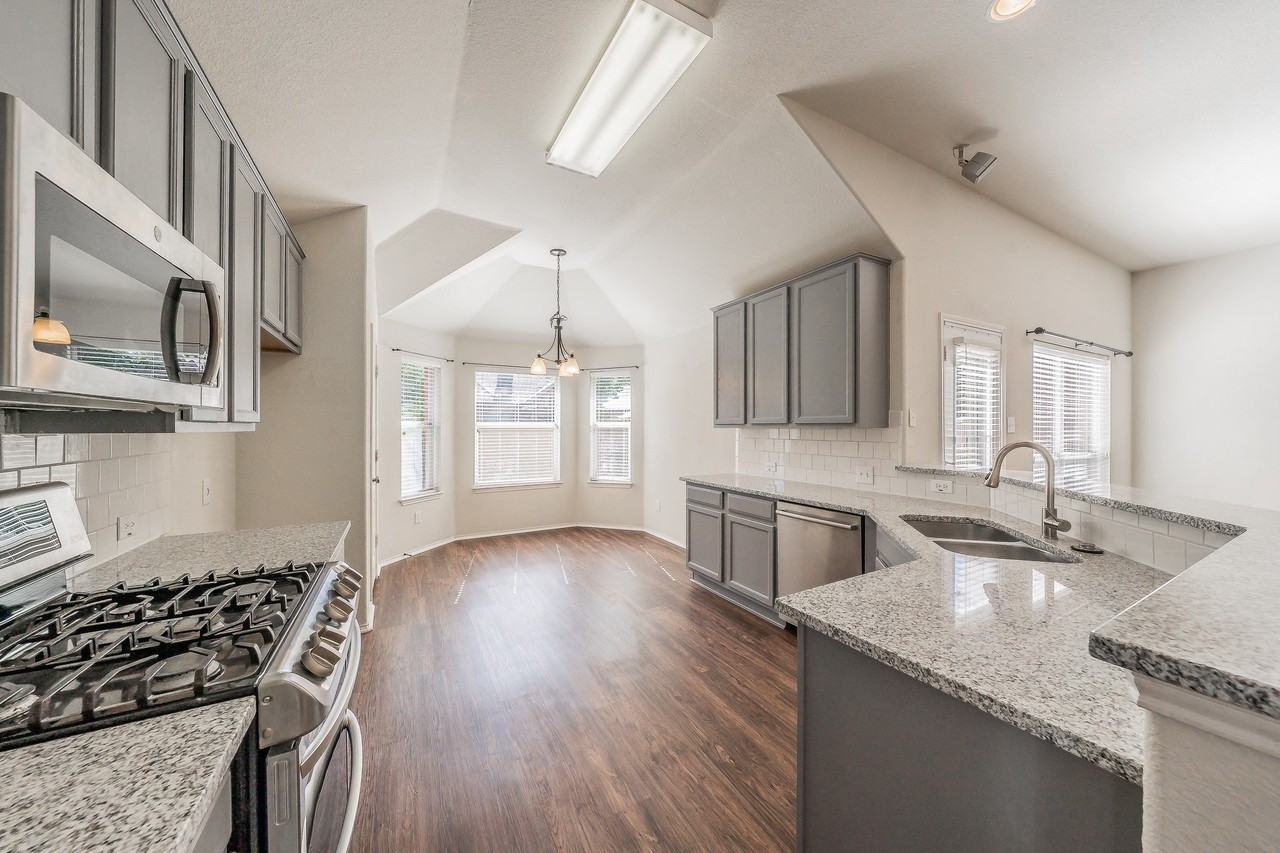 2612 Redcedar Dr - Photo 3 of 40