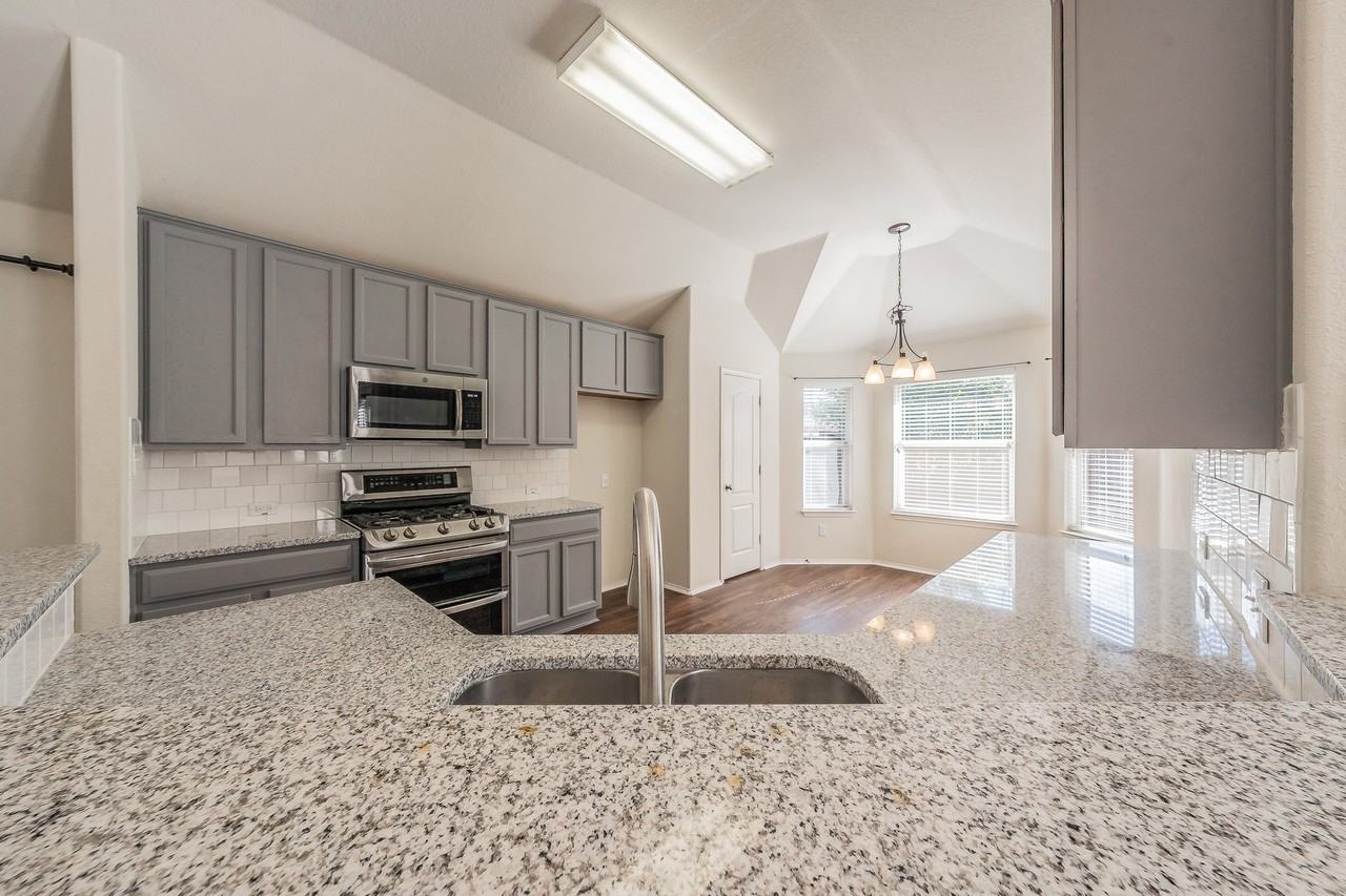 2612 Redcedar Dr - Photo 4 of 40