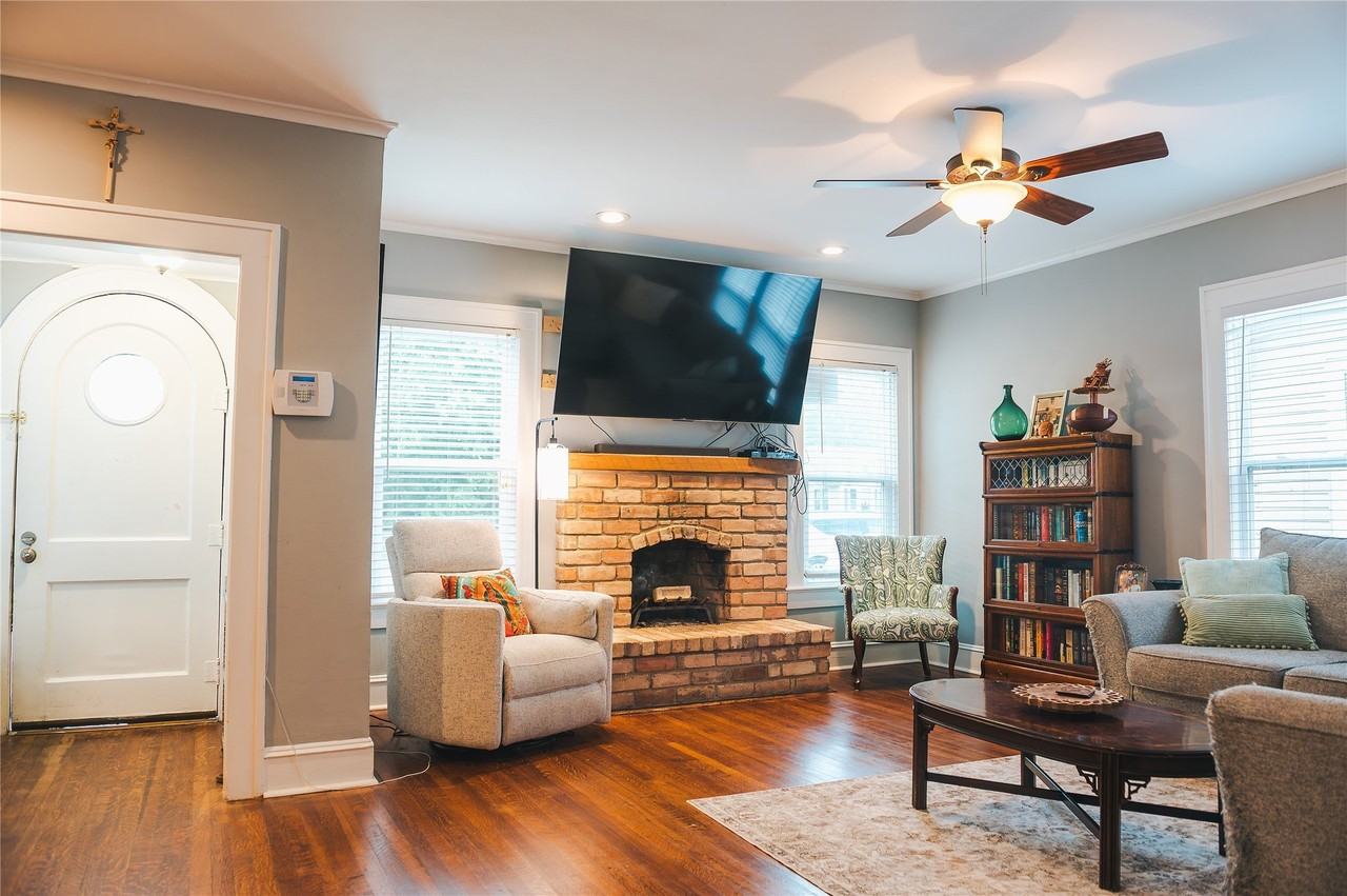 3467 Beverly Pl - Photo 3 of 15