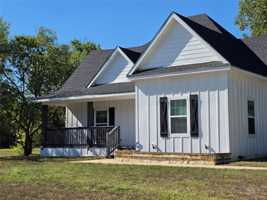 featured image of 901 S Hall St
