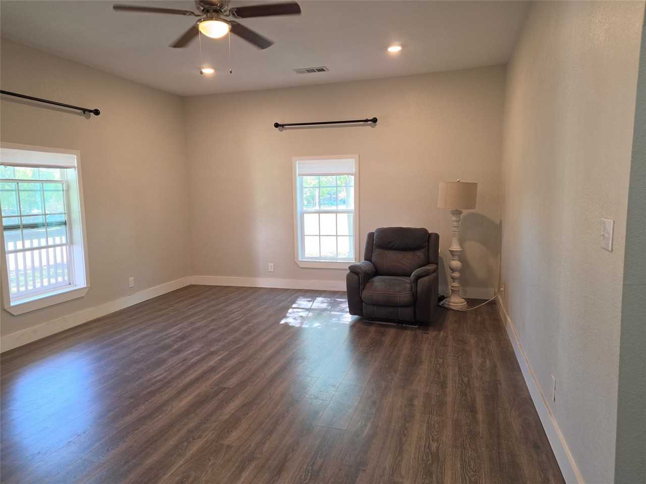 901 S Hall St - Photo 3 of 19