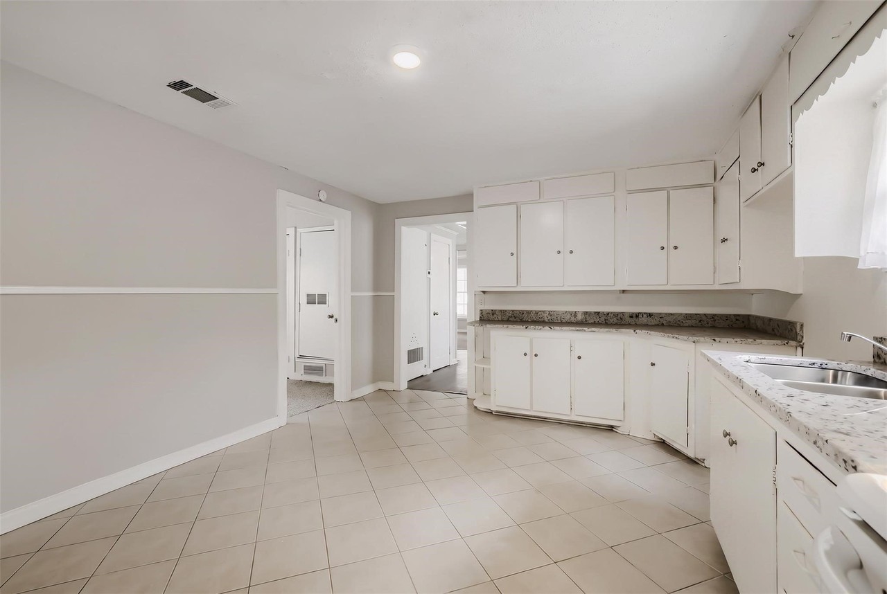 1050 Dubois St - Photo 5 of 15