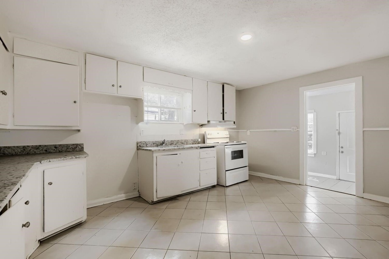 1050 Dubois St - Photo 6 of 15