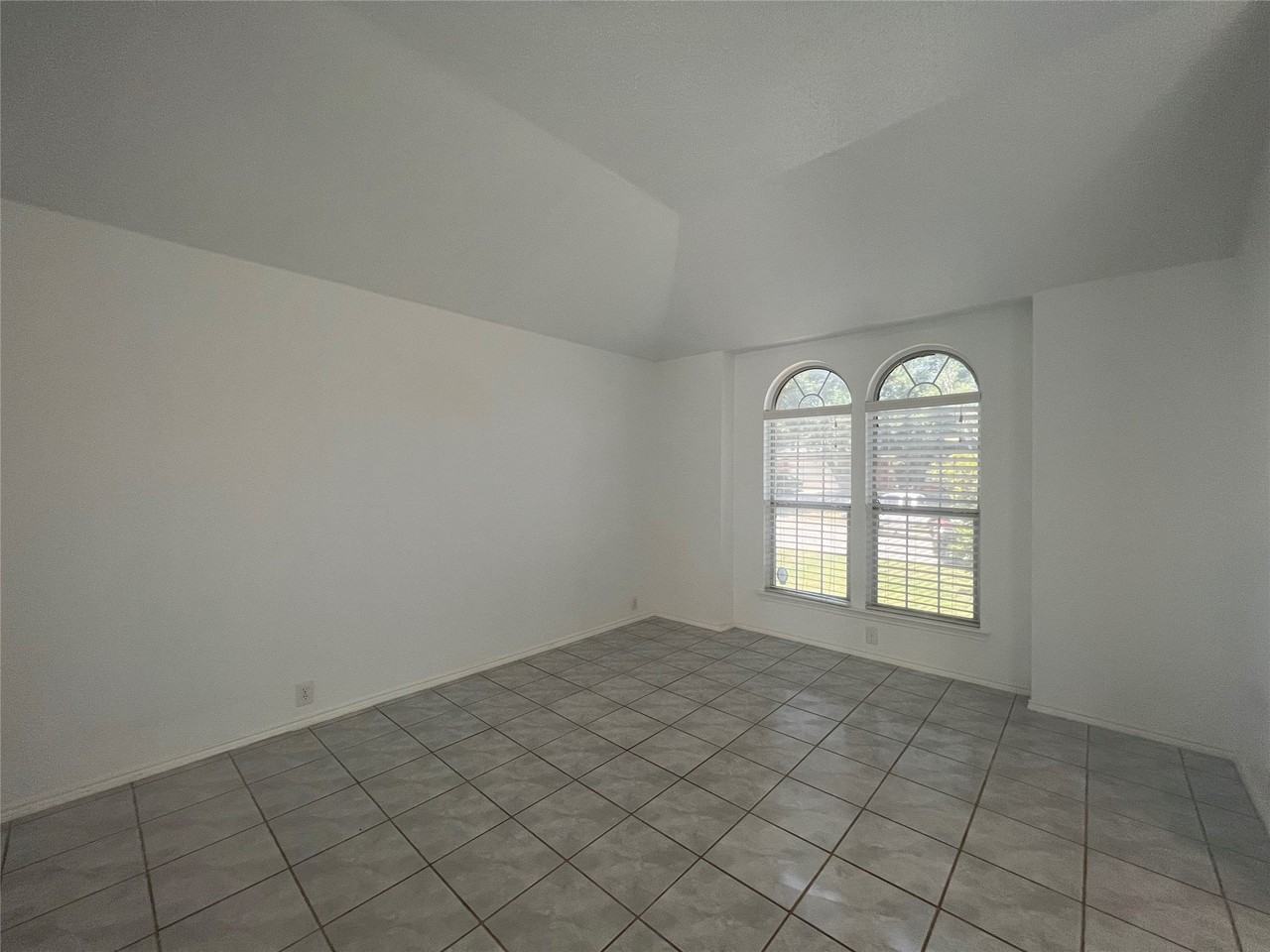 8059 Raleigh Ct - Photo 4 of 17