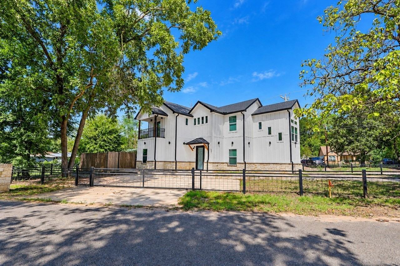 521 York St - Photo 2 of 33