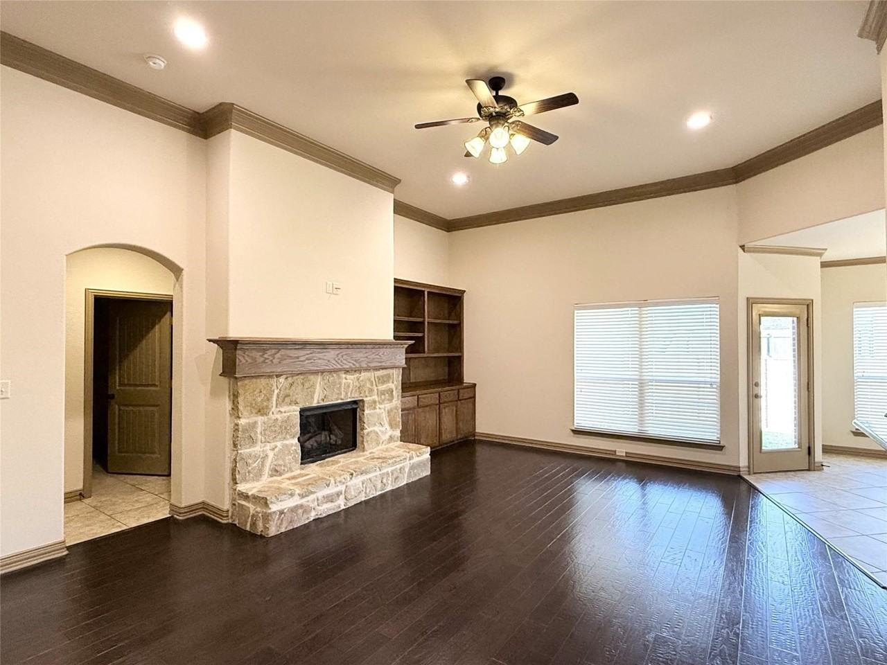 418 Spyglass Dr - Photo 4 of 33