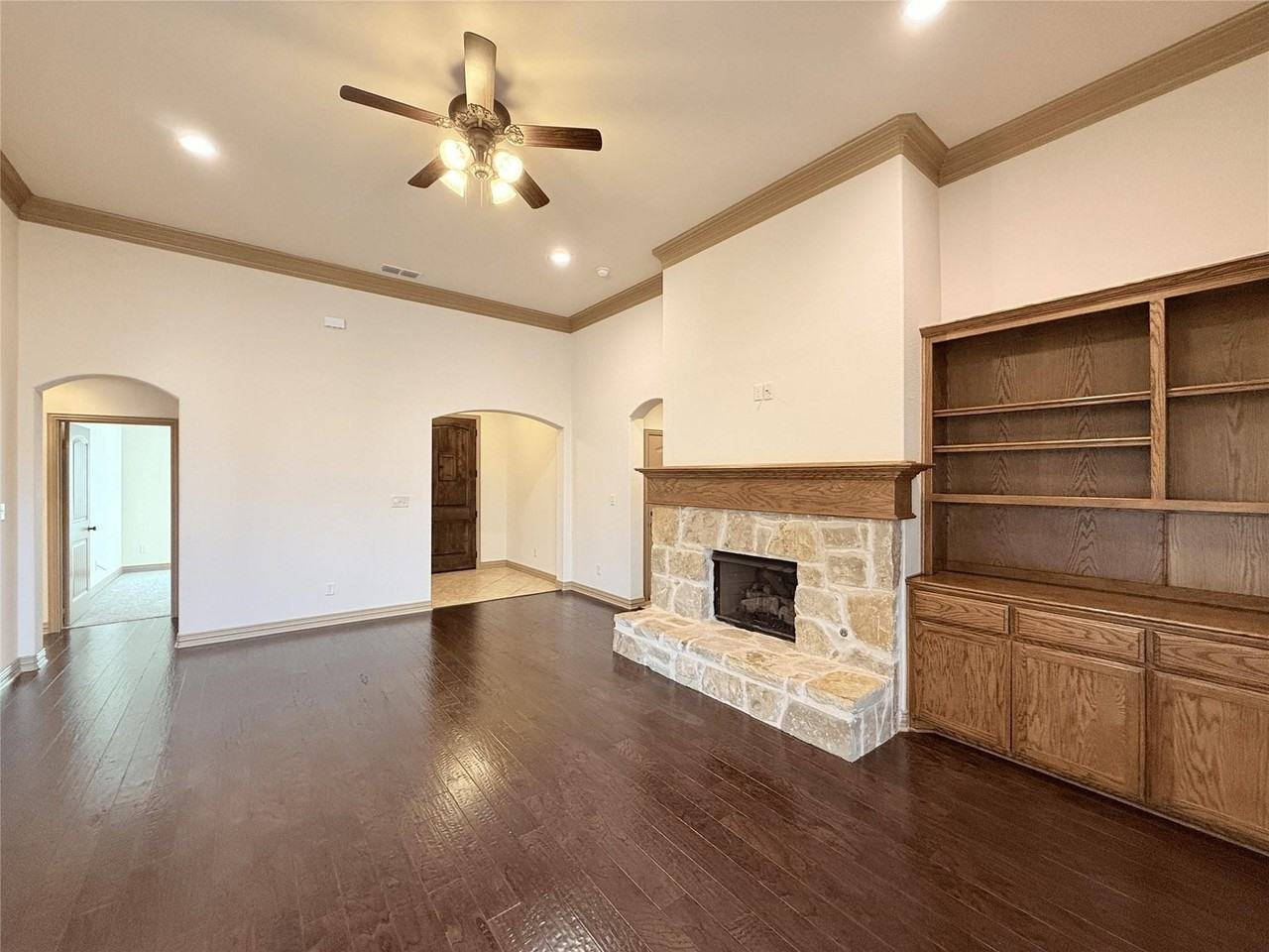 418 Spyglass Dr - Photo 5 of 33