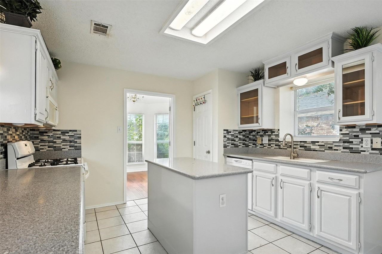 2711 Primrose Ln - Photo 4 of 19