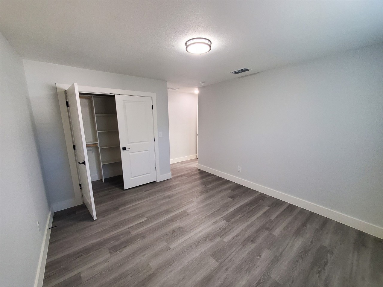 612 E 3rd St #B - Photo 4 of 12