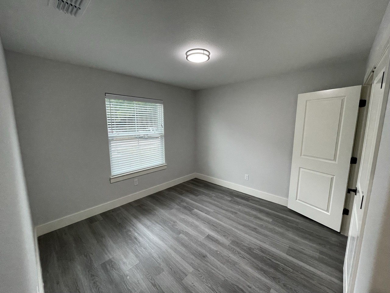 612 E 3rd St #B - Photo 5 of 12