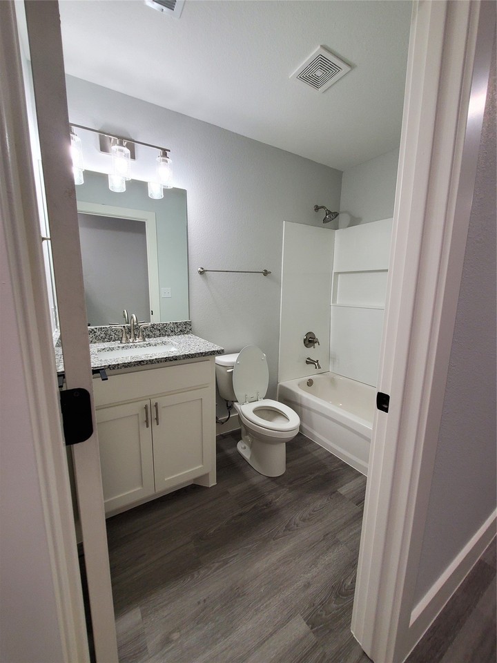 612 E 3rd St #B - Photo 6 of 12