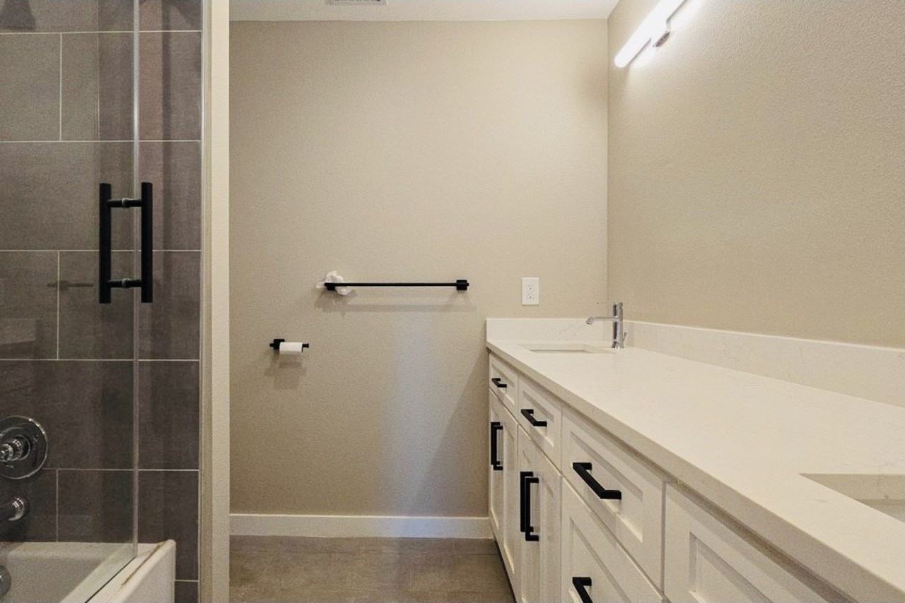 2821 Avenue L - Photo 4 of 8