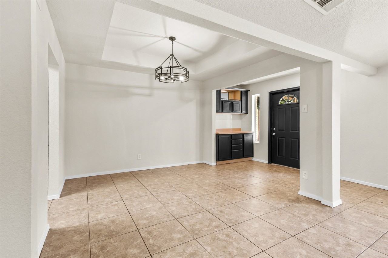 2804 Spring Valley Dr - Photo 3 of 27