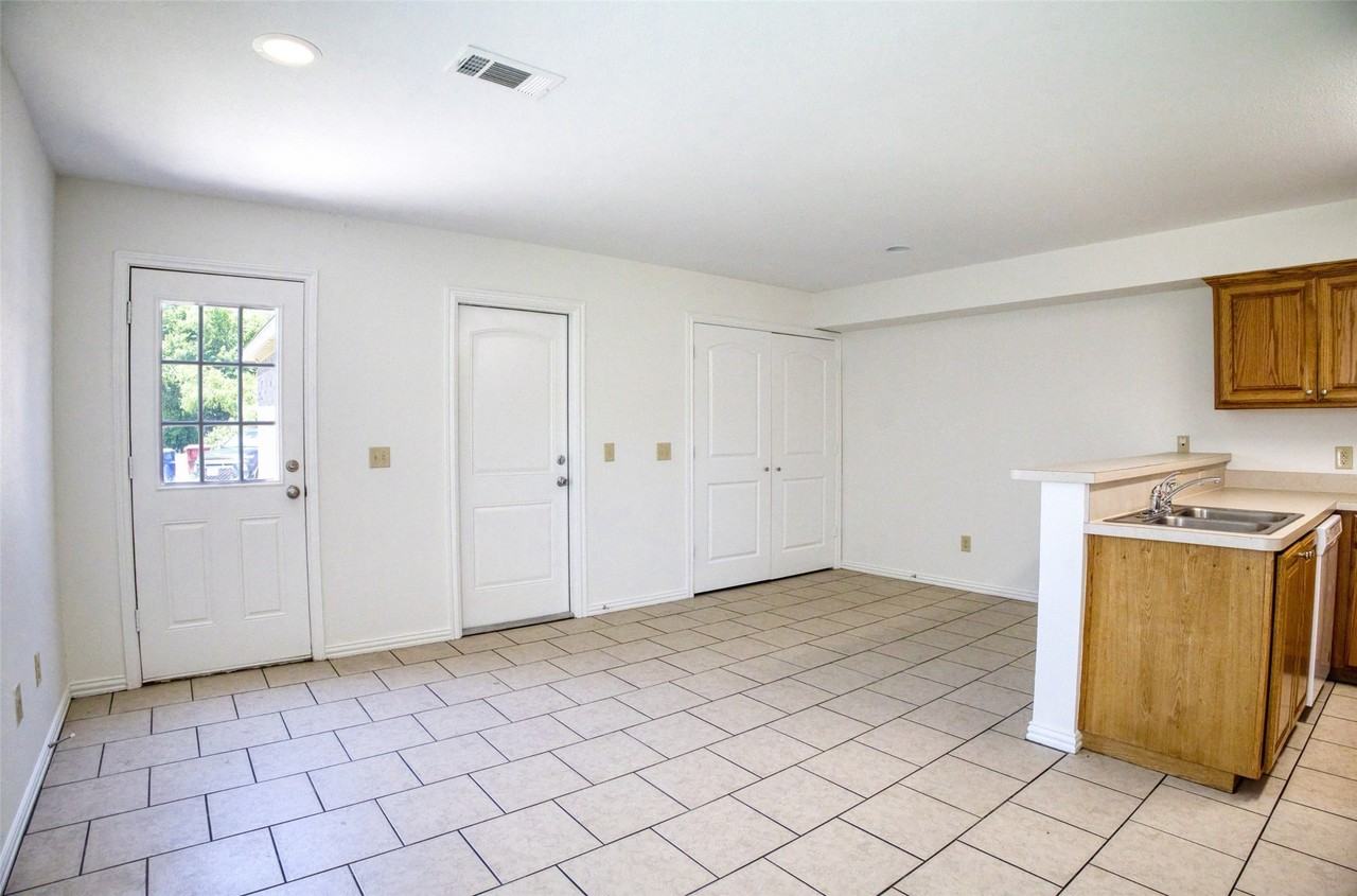 1708 S Waco St - Photo 4 of 37