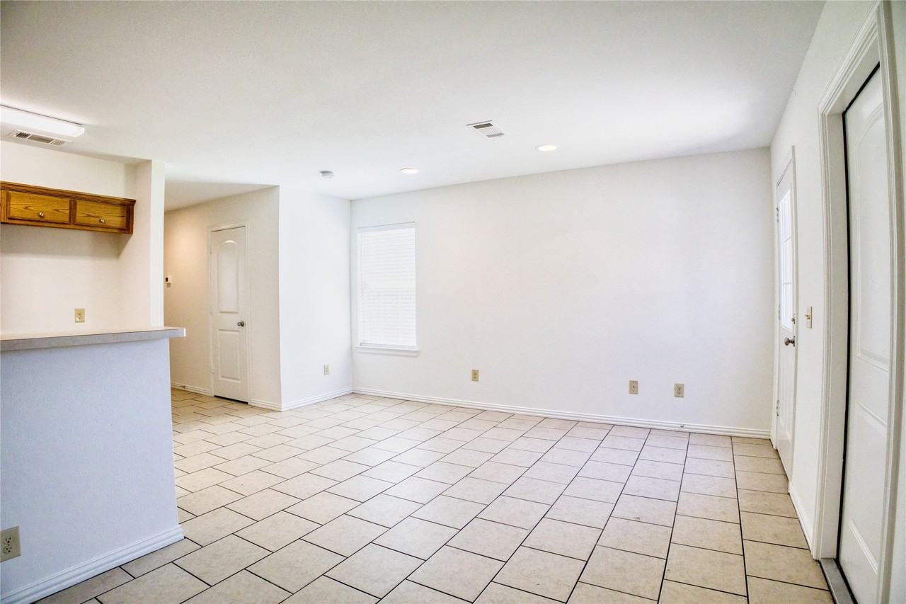 1708 S Waco St - Photo 6 of 37