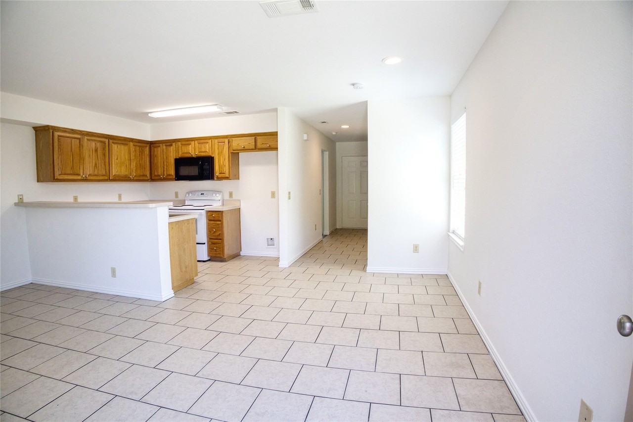 1708 S Waco St - Photo 7 of 37