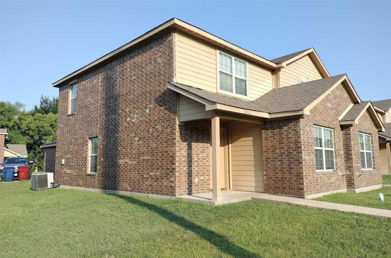 1712 S Waco St - Photo 2 of 28