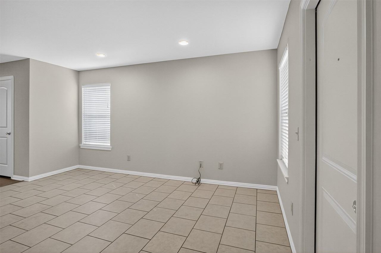1712 S Waco St - Photo 4 of 28