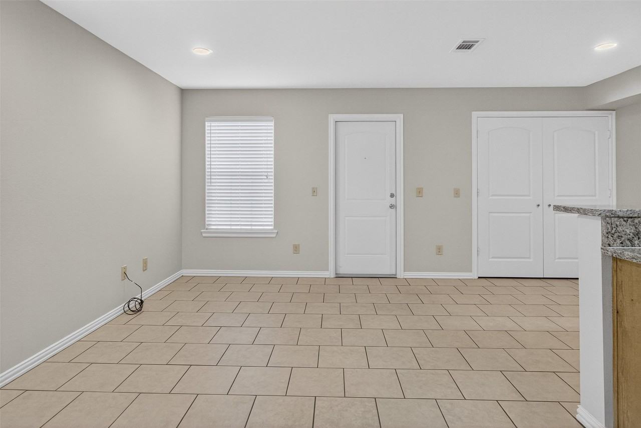 1712 S Waco St - Photo 5 of 28