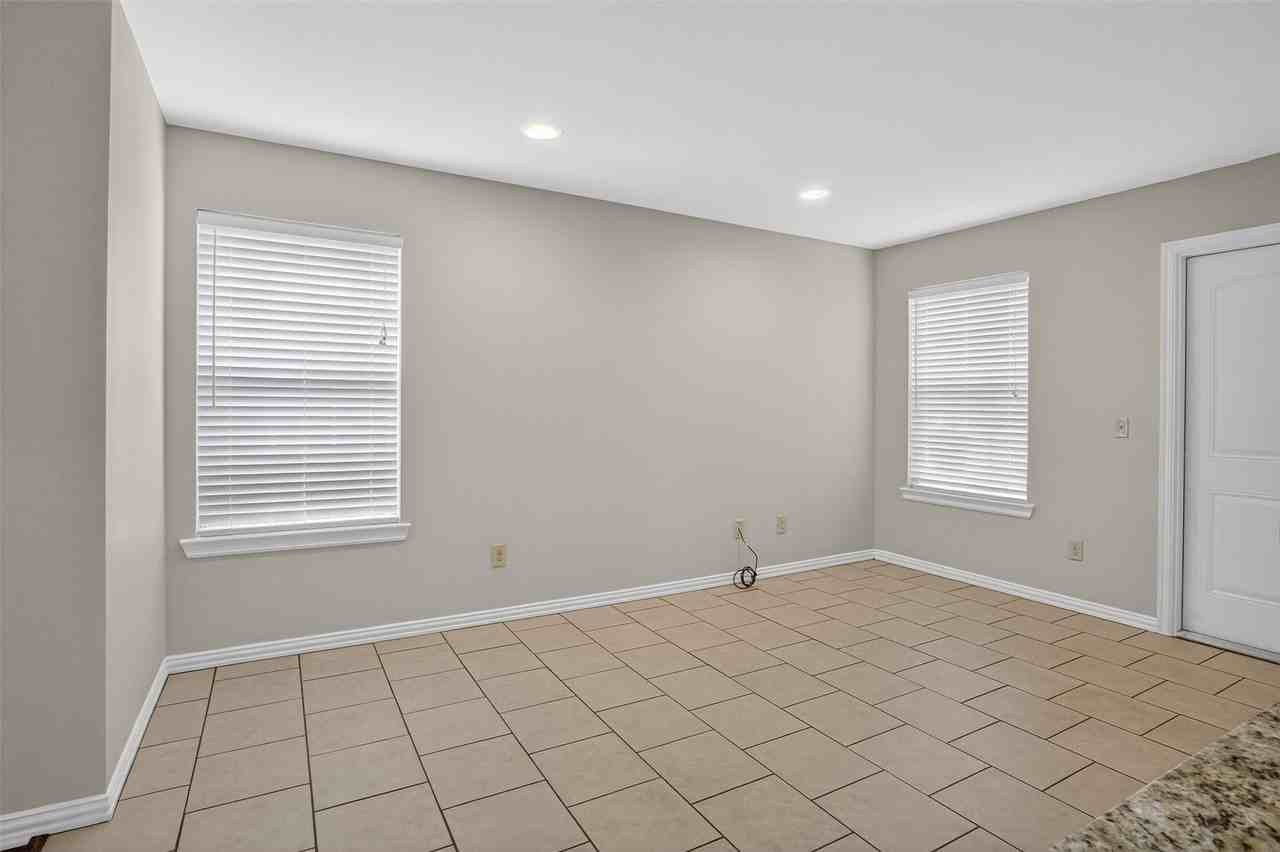 1712 S Waco St - Photo 7 of 28
