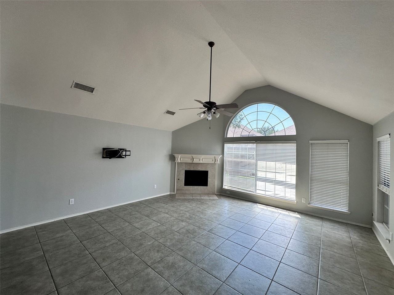 2428 Pheasant Dr - Photo 2 of 6