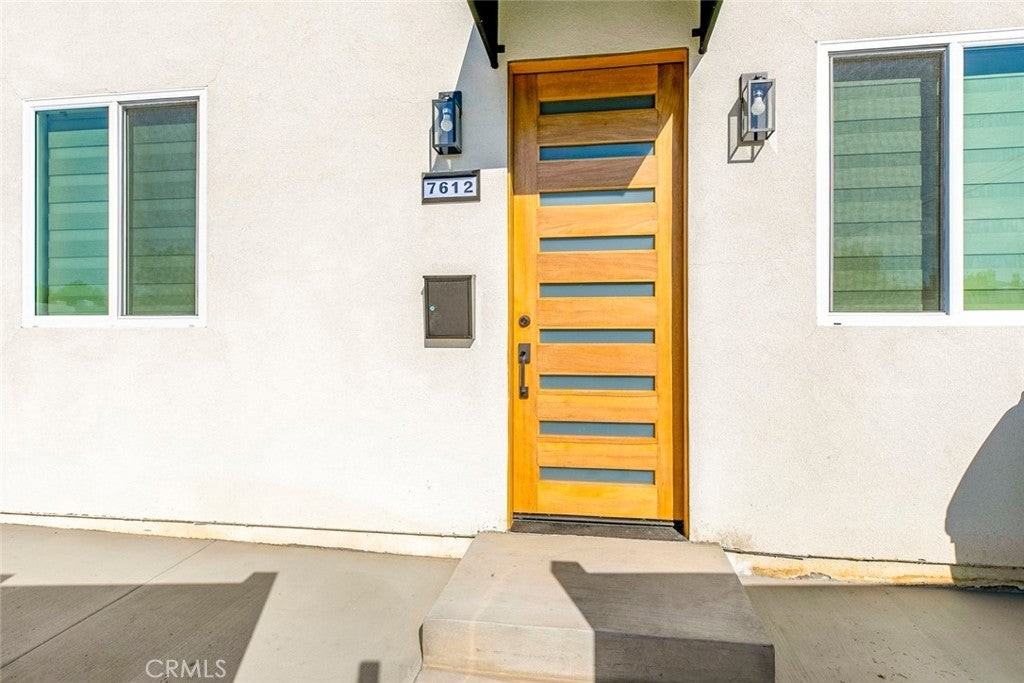 7612 Shadyglade Ave - Photo 2 of 33