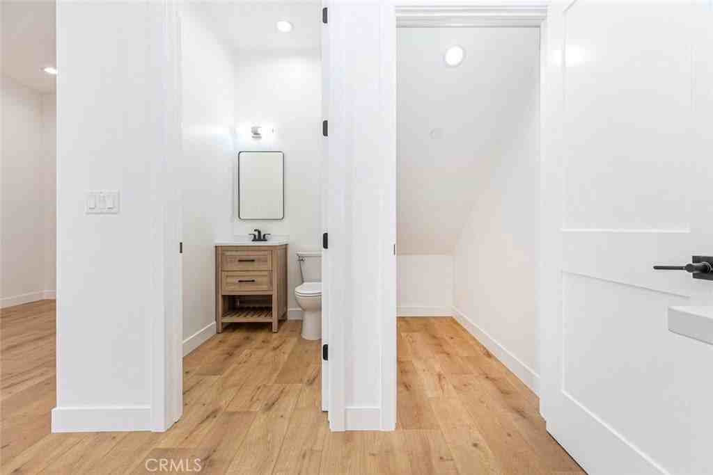 7612 Shadyglade Ave - Photo 7 of 33