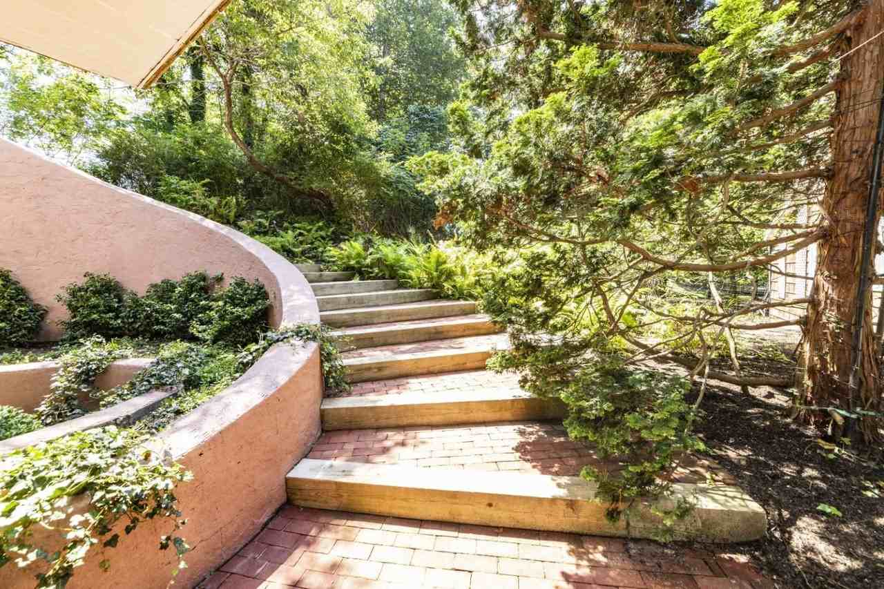 76 Georgica Rd - Photo 5 of 23