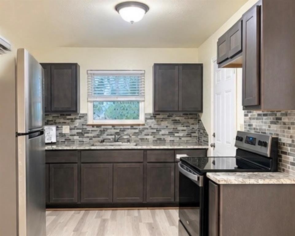 916 Ne 28th St - Photo 6 of 11