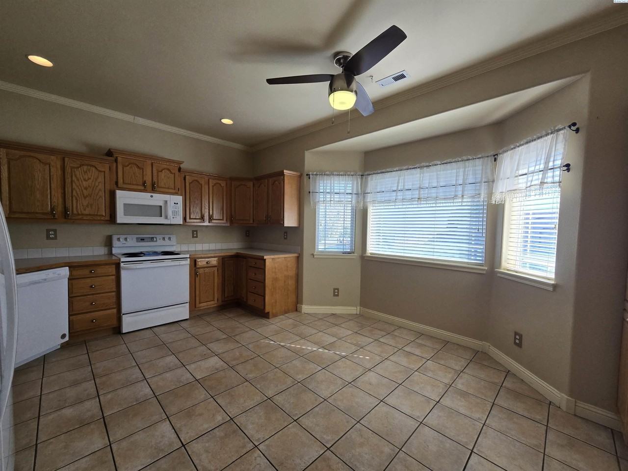 2325 N Pittsburg St - Photo 5 of 13