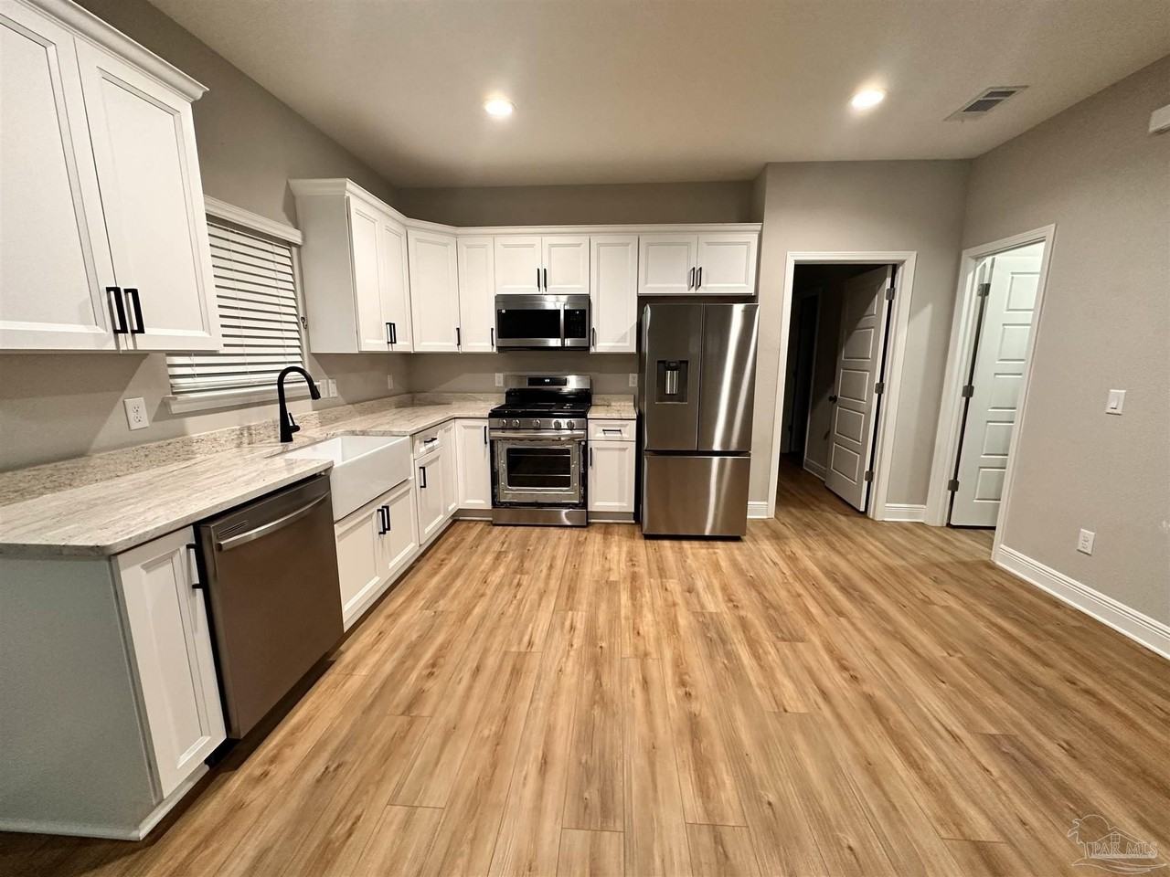 1017 N 60th Ave - Photo 4 of 19
