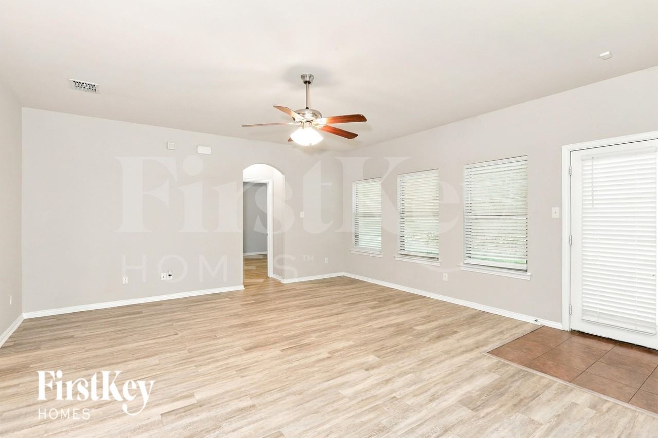805 Oakmont Dr - Photo 2 of 20
